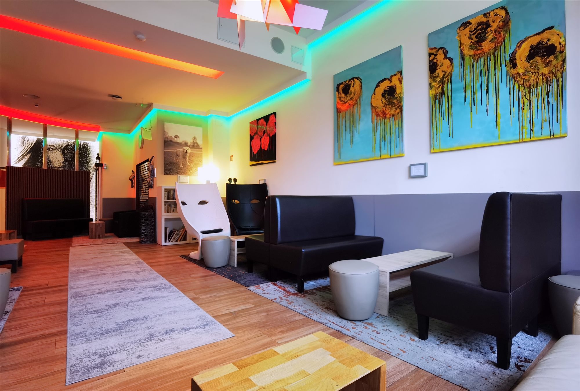 Colourful lounge at arthotel munich